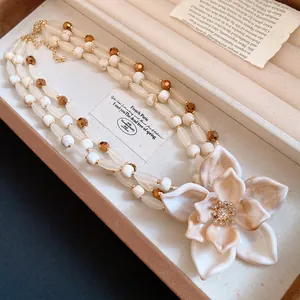 Collar de perlas multicapa vintage con gran colgante de flor efecto mármol y pedrería