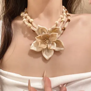 Elegante collar de varias hileras de cuentas con gran colgante de flor de resina y strass
