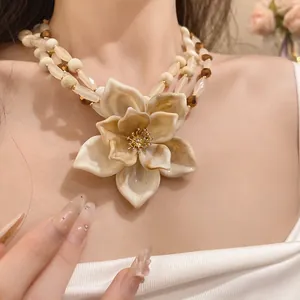 Elegante collar de cuentas multicapa estilo étnico con colgante de flor de resina