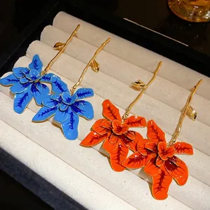 Orecchini pendenti vintage a fiore smaltato con design a ramo dorato, blu e arancione