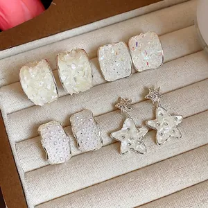 Eleganti orecchini a lobo a stella in argento con strass e pietre bianche