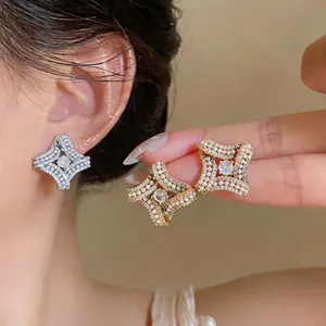 Lussuosi Orecchini a Bottone a Rombo Placcati in Oro 18K per Donna Con Zirconia e Perla Artificiale Perno in Argento Sterling 925
