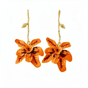 Eleganti orecchini a fiore in smalto vintage con gambi dorati e dettaglio foglia