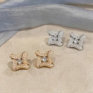 Eleganti orecchini a lobo placcati oro 18k con zirconi e perle a forma di rombo torto