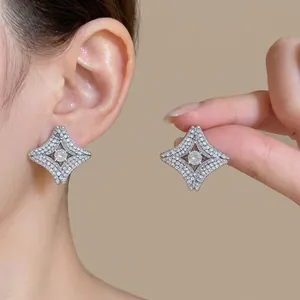 Eleganti orecchini a rombo placcati in oro 18K con zirconi e perle scintillanti su modella