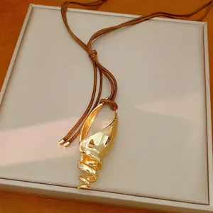 Collana con pendente a conchiglia in metallo e cordino regolabile in pelle marrone, stile minimal