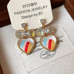 Boucles d'oreilles cœur plaquées or 18 carats avec rayures colorées et cristaux étincelants