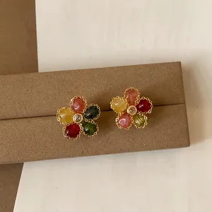 Eleganti orecchini a lobo a forma di fiore color gelatina con petali multicolori vivaci