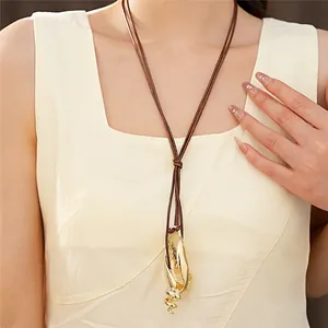 Collana con ciondolo a conchiglia in metallo dorato e cordino regolabile in cuoio marrone