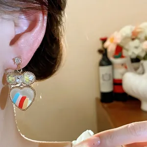 Boucles d'oreilles cœur en argent plaqué or 18 carats avec motif arc-en-ciel coloré