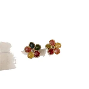 Eleganti orecchini a lobo a forma di fiore color gelatina con petali multicolori vivaci