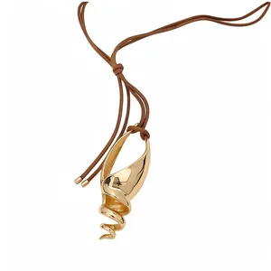 Elegante collana con ciondolo a conchiglia in metallo dorato e cordino in pelle marrone