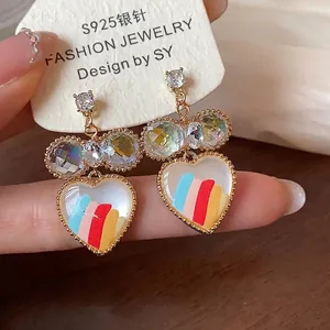 Élégantes boucles d'oreilles cœur en argent S925 plaqué or 18k avec rayures colorées.