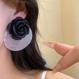 Eleganti orecchini a rosa nera in resina con base in madreperla per uno stile chic
