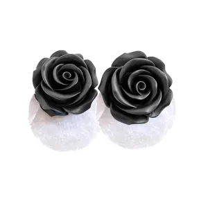 Eleganti orecchini a lobo rosa nera con base in conchiglia e aghi d'argento per lei.