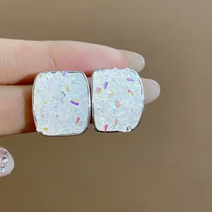 Visualizzazione dettagliata di eleganti orecchini quadrati con vetro iridescente