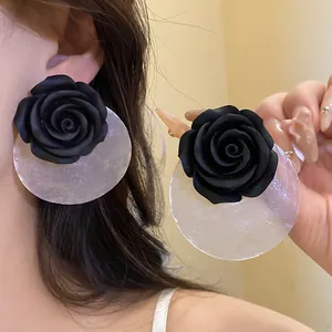 Eleganti orecchini a perno a rosa in resina nera fatti a mano con grandi dischi di conchiglia