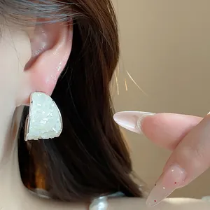 Primo piano di un elegante orecchino ad arco con inserto perlato scintillante