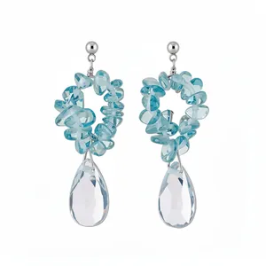 Boucles d'oreilles en résine bleue irrégulière et gouttes de cristal clair sur argent.