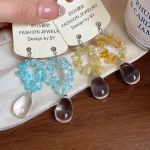 Vue détaillée de boucles d'oreilles en résine irrégulière avec aiguilles en argent S925.