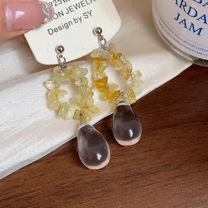 Vue détaillée des copeaux de résine jaune et des pendentifs de boucles d'oreilles