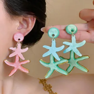 Elegantes pendientes de estrella de mar en resina rosa y azul para vacaciones