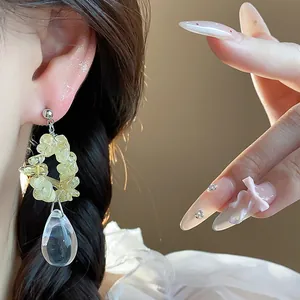 Gros plan de boucles d'oreilles en résine irrégulière avec aiguille en argent brillant