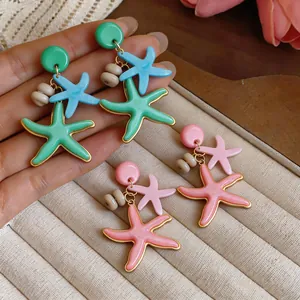Pendientes de estrella de mar de resina colorida, ideales para vacaciones en la playa.