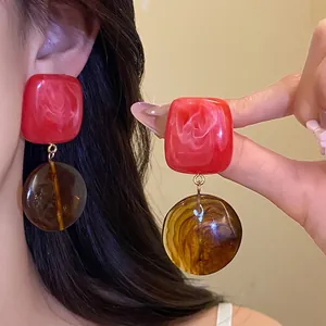 Boucles d'oreilles pendantes vintage en résine avec carré rouge et pendentif ambre