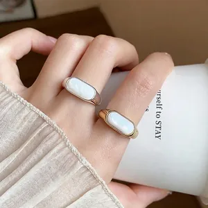 Elegantes anillos abiertos de resina ovalada bañados en oro de 18k y plata para ella