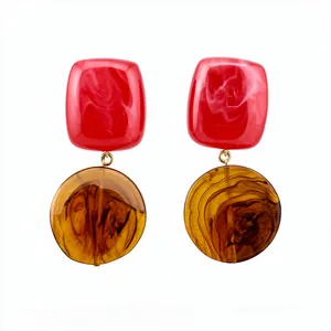 Boucles d'oreilles vintage en résine rouge et ambre avec motif marbré élégant pour femme