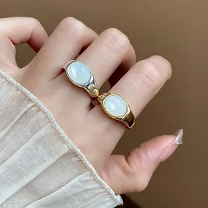 Elegantes anillos abiertos geométricos chapados en oro de 18k con resina blanca ovalada