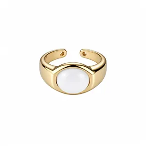 Elegante anillo abierto ajustable chapado en oro de 18 quilates con domo de resina blanca