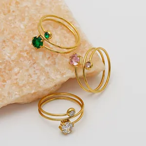 Primer plano de anillos bañados en oro de tres capas con circonitas