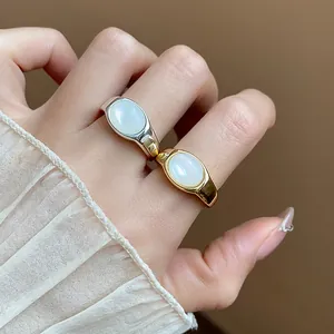 Detalle del elegante anillo abierto de resina chapado en oro de 18k con diseño oval