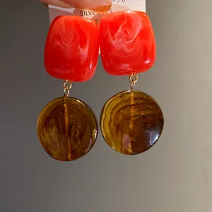 Boucles d'oreilles pendantes vintage en résine marbrée rouge et brune