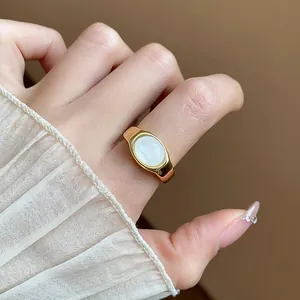 Vista detallada de un elegante anillo abierto geométrico de resina chapado en oro 18k