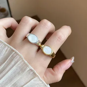 Detalle de anillos abiertos geométricos bañados en oro de 18 quilates con resina