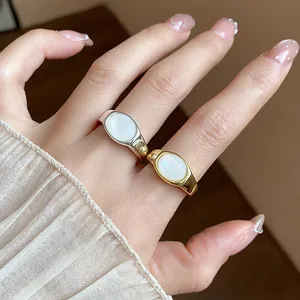 Vista macro detallada de anillos chapados en oro y plata con incrustación de resina oval