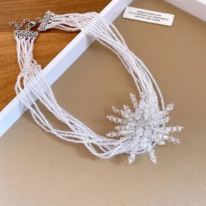 Elegante collana multistrato di perle di cristallo con ciondolo a fiocco per donna.