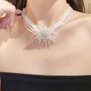 Primo piano della collana di perline in cristallo multistrato con ciondolo a fiore