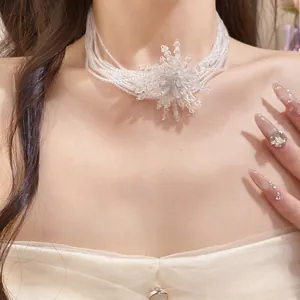Primo piano di un elegante girocollo in perle di cristallo con ciondolo a fiore