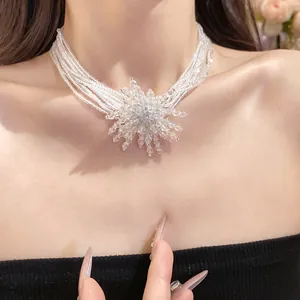 Dettaglio della collana di perle di cristallo multistrato con ciondolo floreale