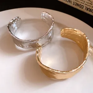 Brazalete Abierto Minimalista Moderno Con Textura Arrugada para Mujer Aleación Geométrica Martillada Oro Plata Joyería de Regalo