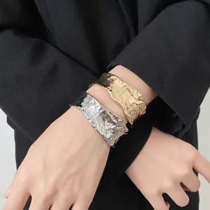 Elegantes brazaletes abiertos martillados minimalistas en acabados de oro y plata