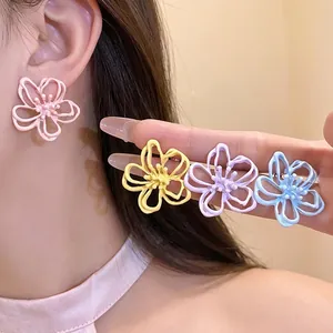 Encantadores pendientes de flor calada con esmalte pastel para un dulce estilo de vacaciones