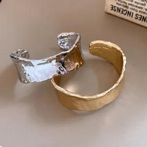 Elegante brazalete abierto texturizado minimalista en acabado oro y plata