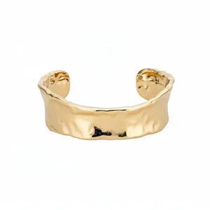 Brazalete abierto minimalista chapado en oro con diseño de textura arrugada chic.