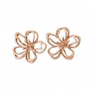 Elegantes pendientes de botón de flor calada en oro rosa con un diseño de filigrana