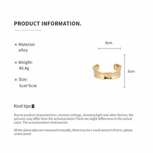 Brazalete abierto dorado minimalista con detalles de dimensiones y peso del producto